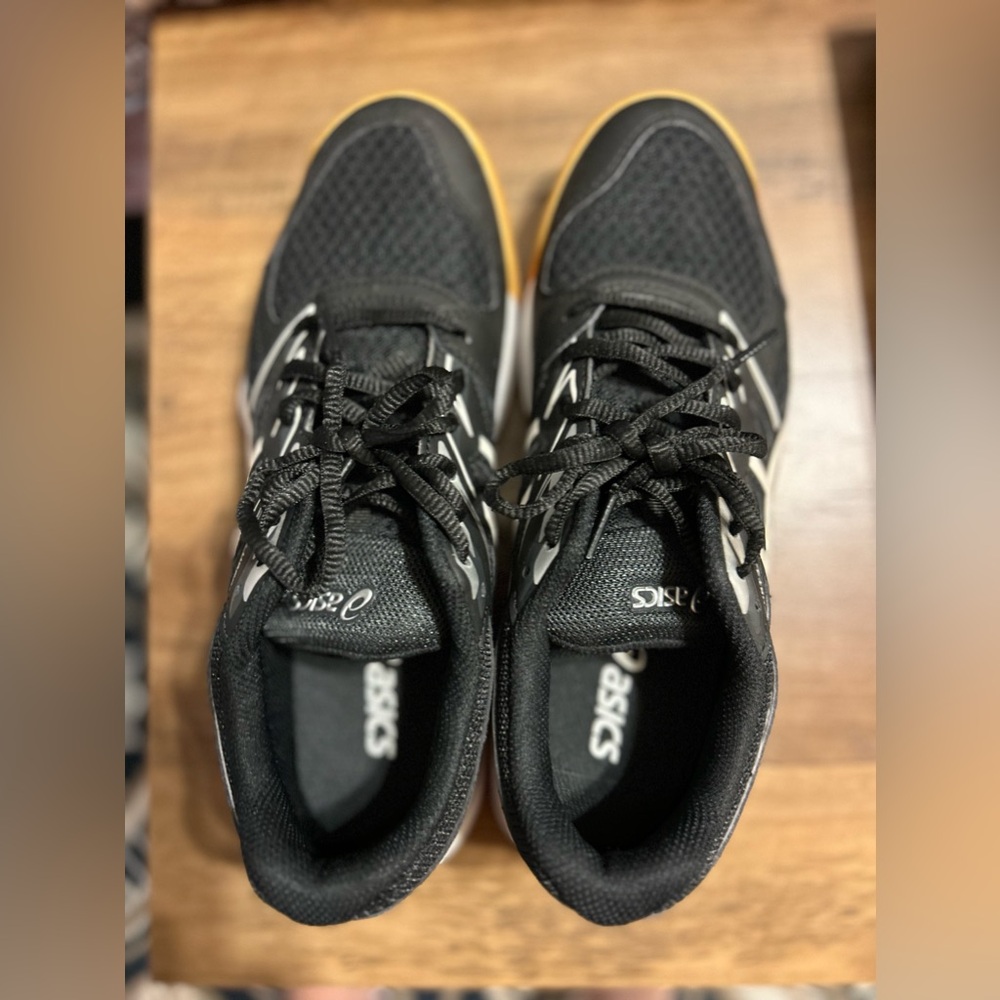 EUC women’s ASICS Upcourt 4 size 8